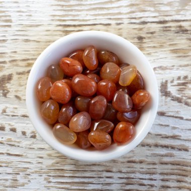 Kornelian jeot taşı güzel bir arka plan. Güzel doğal kristal değerli taş üst görünümü