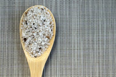 Baharatlar, beyaz, siyah ve kırmızı biberler, gri zemine serpiştirilmiş deniz tuzu, yakın çekim üst görüş dar odak çizgisi, sığ alan derinliği