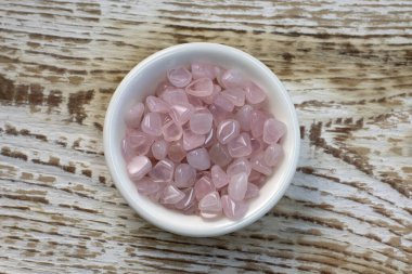 Dokulu arka planda birkaç parça parlak pembe kuvars. En düşük renk hala yaşam fotoğrafçılığı üst görünümü