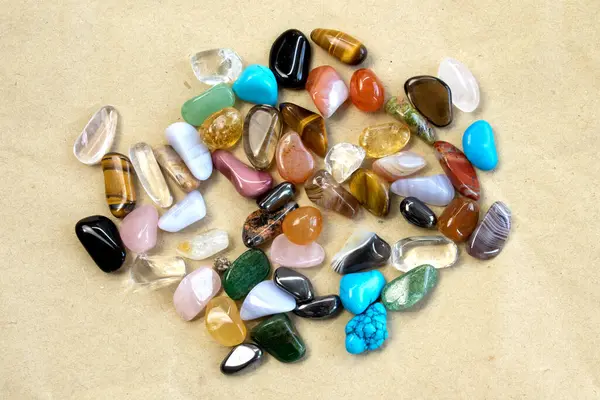 Beyaz desenli tahta üzerine yarı değerli Gemstone koleksiyonu. Yakın plan.