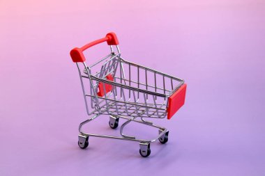 Açık mor arkaplan üzerinde küçük bir süpermarket tramvayı, boş uzay ön görünümü ile kapatın