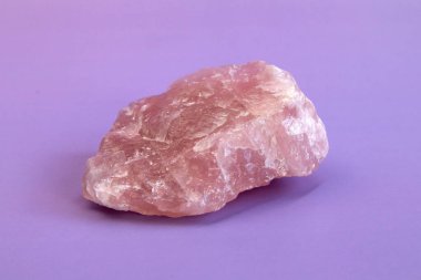 Birkaç parça parlak pembe kuvars güzel bir arka plan. En düşük renk hala yaşam fotoğrafçılığı üst görünümü