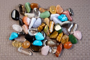 Gri desenli arka planda yarı değerli Gemstone koleksiyonu. Yakın plan.