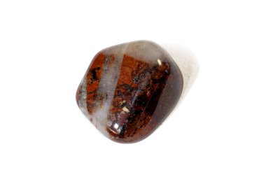 Kırmızı ve çok renkli Jasper cilacı taşları beyaz tabakta doğal arka plan görüntüsü olarak parlatmış.