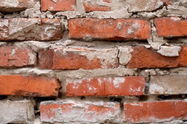 Çok eski, eski bir tuğla duvarın dokusu. Alçı beton dekorasyonundan arta kalan elementlerle.