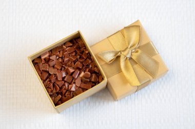 Parlayan camdan mineral değerli taş suni, sentetik Aventurine bej desenli arka planda izole edilmiş yakın plan.