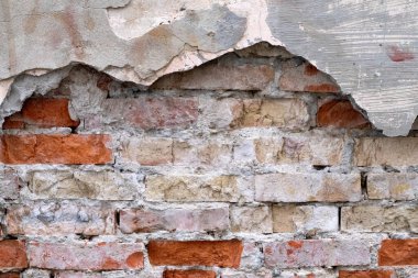 Çok eski, eski bir tuğla duvarın dokusu. Alçı beton dekorasyonundan arta kalan elementlerle.