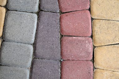 Döşeme taşlarının dokusu arka plan olarak kırmızı, sarı ve gri, üst görünüm