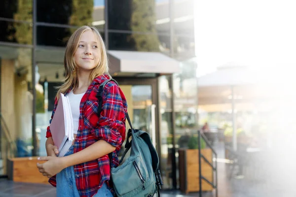 Cute Lat Dziewczyna Student Nastolatek Plecakiem Posiada Notatniki Notatniki Ulicy — Zdjęcie stockowe