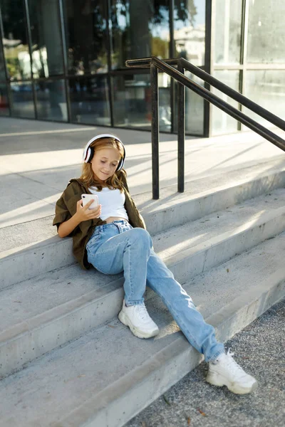 Menina Adolescente Sentada Nas Escadas Rua Dia Verão Ter Uma — Fotografia de Stock