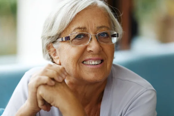 白い髪とメガネを持つ美しい先輩笑顔の女性の肖像画 — ストック写真