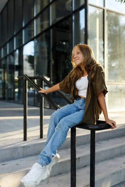 Portret Nastolatki Siedzącej Schodach Ulica Miejska Światło Słoneczne — Zdjęcie stockowe