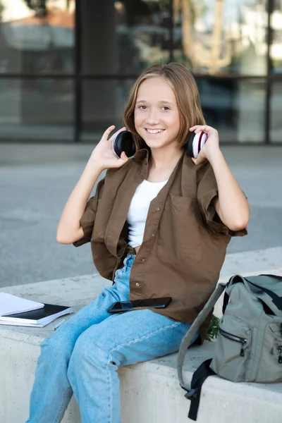 Młody Uśmiechnięty Piękny Hipster Szczęśliwy Nastolatek Dziewczyna Ulicy Miasta Słuchanie — Zdjęcie stockowe