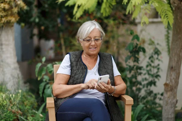 携帯電話を使用して陽気なシニア女性 自由と退職を楽しむ高齢女性 — ストック写真