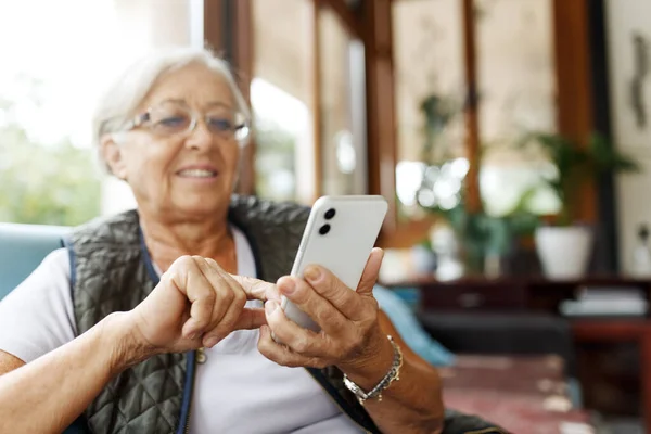 選択的フォーカス 携帯電話を使用して陽気なシニア女性 自由と退職を楽しむ高齢女性 — ストック写真