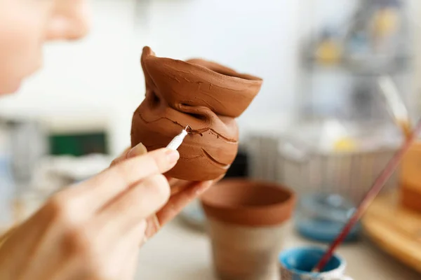 여성의 제품을 캐스팅그릇을 개최합니다 접시를 만들기위한 모양의 Handwork 도자기 만들기 — 스톡 사진