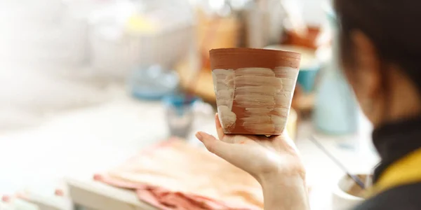 陶瓷车间的陶瓷工作室里 集中的妇女用五彩缤纷的彩绘造型和雕刻陶瓷杯粉刷陶瓷壶 复制空间 — 图库照片