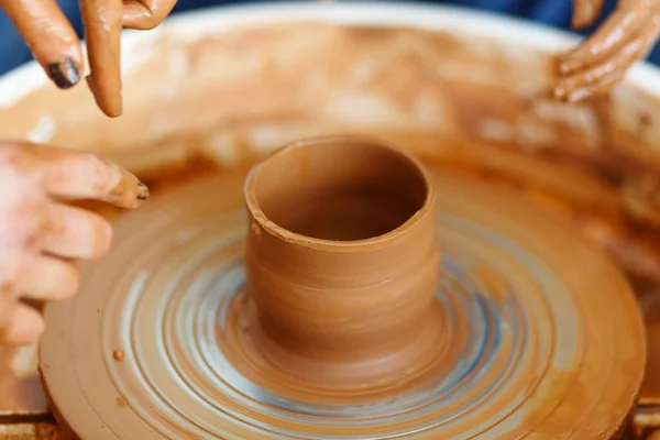 Imagem Recortada Mãos Trabalhando Com Roda Cerâmica Aulas Educação — Fotografia de Stock