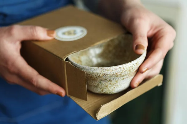 Entrepreneur Sells Dishes Plates Cups Made Clay Ceramics Online Packs — Foto Stock