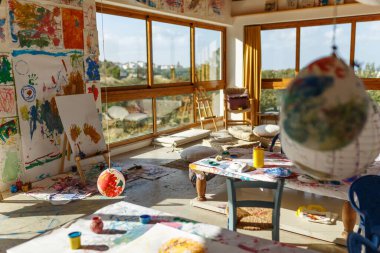 Geniş Pencereli Günışığı Sanat Stüdyosu İçi, Duvarda Çoklu Gerilmiş Tuvaller ve Resimler, Çocuklar için Master Sınıfları, Yaratıcı Alan.