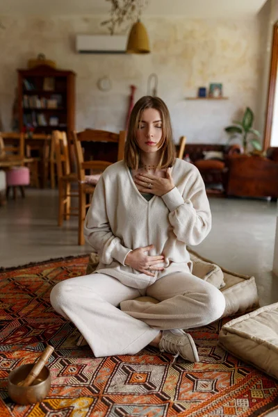 Meditation Und Frau Mit Der Hand Körper Für Eine Ruhige — Stockfoto