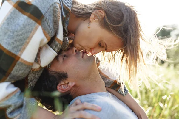 Resimdeki Adam Kadın Birlikte Gülüyor Romantik Sevgi Dolu Bir Çift — Stok fotoğraf