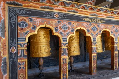 Butan 'daki Budist Tapınağında Dua Çarkları