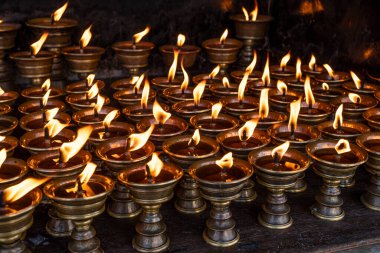 Bhutan 'daki Budist Tapınağında Mumlar