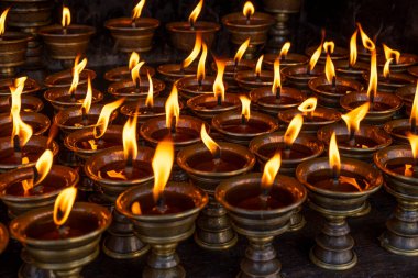 Bhutan 'daki Budist Tapınağında Mumlar