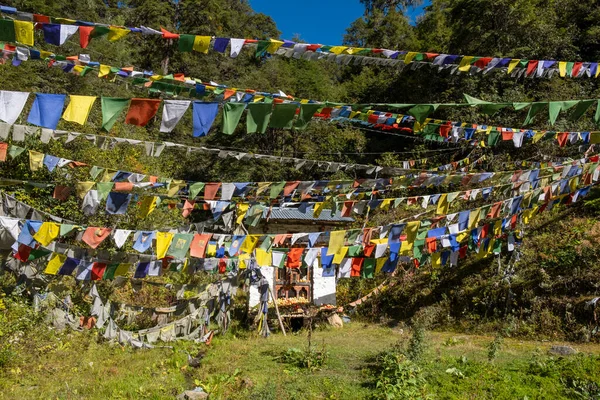 不丹的祈祷旗悬挂 — 图库照片