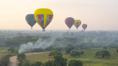 Bagan, Myanmar 'da Sıcak Hava Balonları