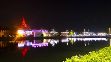 Geceleri Mandalay Kalesi 'nin surları, Myanmar.
