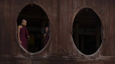 Nyaung Shwe Köyü, Myanmar 'da iki Budist keşiş.