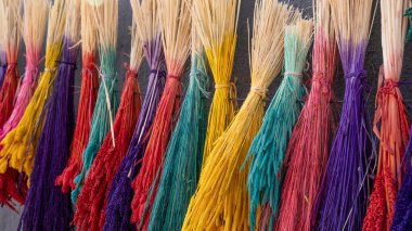 Türkiye 'nin Batı Anadolu Köyü' nde Renkli Kuru Bitkiler Kurumak Üzere Asıldı