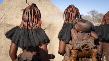 Tahir 'deki Himba Kabilesi Kadınları Kuzey Namibya' daki Himba Köyünde Geleneksel Saç Tarzları.
