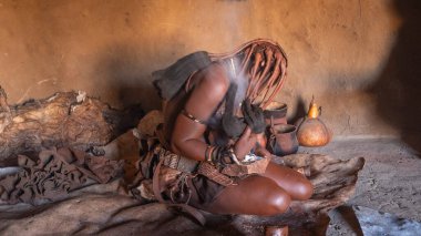 Tahir 'deki Himba Kabilesi Kadını Kuzey Namibya' daki Himba Köyünde Geleneksel Saç Tarzı.