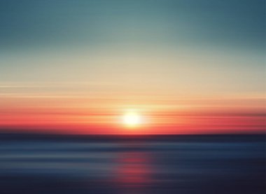 Canlı Renkleri ve Gradyan Gökyüzü Görünümü Arkaplanı ile Okyanus Ufkunda Huzurlu Günbatımı