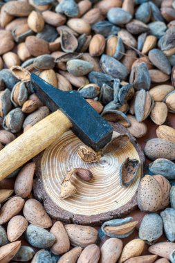 Doğal bademlerin arka planında çekiç