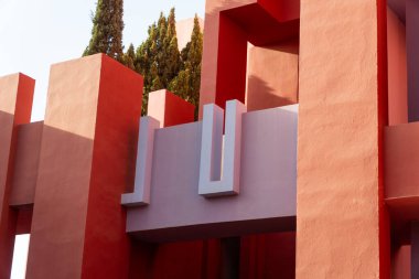 Calpe, Alicante, İspanya 09: 10 2023 Muralla Roja konut binası, ünlü mimar Ricardo Bofill tarafından güneşli bir sabah