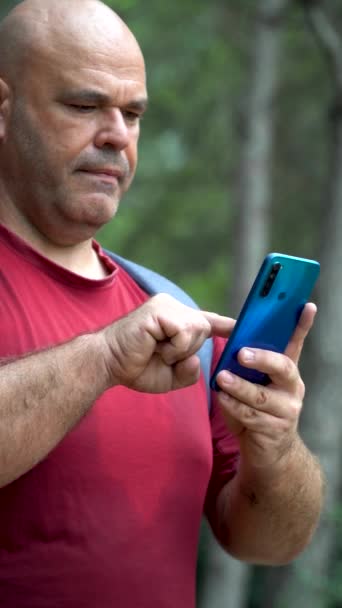 Homme Randonneur Dans Les Bois Aide Smartphone Toucher Écran — Video
