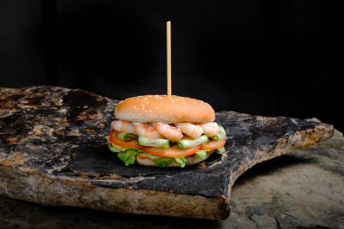 Taştan Arkaplanda Rustik Lezzetli Hamburger