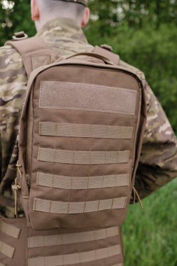 Ormandaki Asker hakkındaki Taktiksel Sırt Çantası Ayrıntılarının Yakın Çekimi