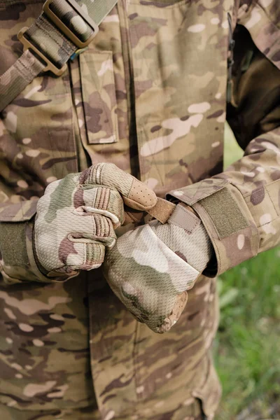 Förberedelser För Åtgärder Närbild Kamouflerade Taktikhandskar Som Fästs Militär Personal — Stockfoto