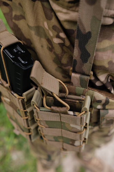 Подготовка к бою: крупный план солдата, надевающего передачу на поле боя