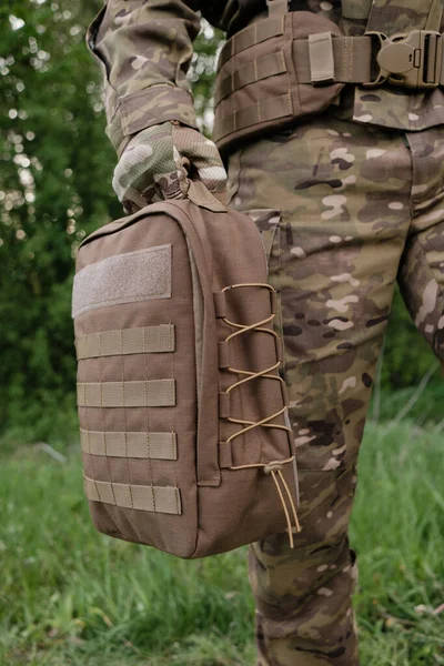 Κοντινό Πλάνο Του Tactical Backpack Λεπτομέρειες Για Στρατιώτης Στο Δάσος — Φωτογραφία Αρχείου