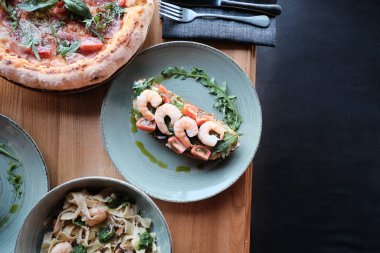 Mavi Tabak 'ta tuzlu karides, ahşap Masa' da dinleniyor.