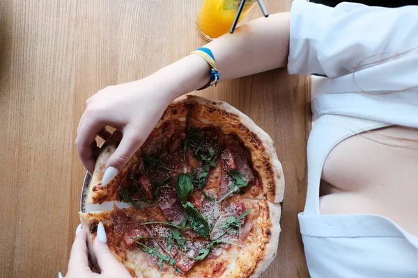Una Vista Mozzafiato Delizioso Prosciutto Pizza Condito Con Pomodori Formaggio — Foto Stock