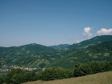 Sisli gökyüzünde Karpatlar 'ın büyüleyici yaz manzarası