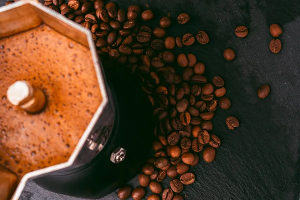 芳香型煮咖啡的间歇式咖啡机 — 图库照片