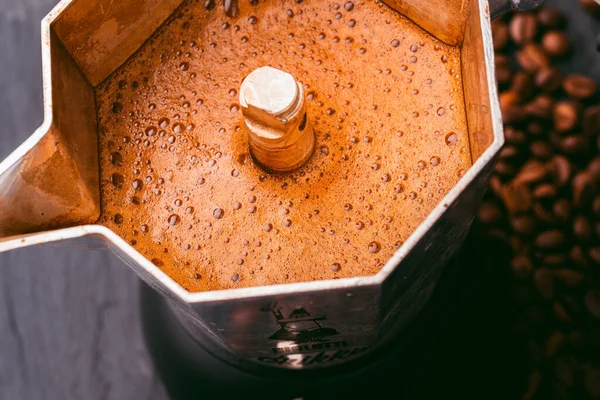 芳香型煮咖啡的间歇式咖啡机 — 图库照片